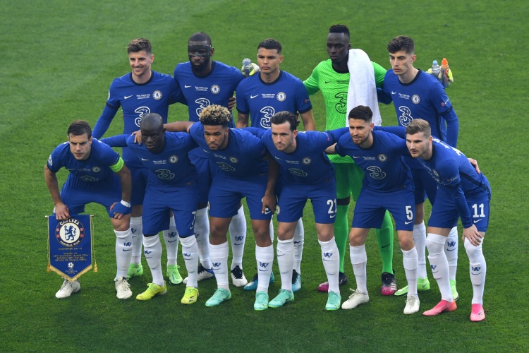 利物浦暂时摆脱困境，但斯洛特执教仍存疑，维尔茨与基耶萨表现关键，战术调整引发争议。