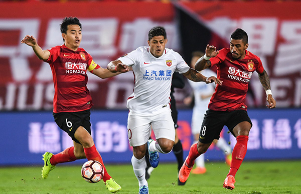 沙特足协官方：因场地大雨，对阵阿联酋下半场比赛推迟开场（沙特足协通告：因场地大雨，沙特对阿联酋下半场延迟开球）