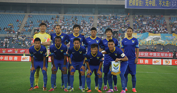 足球国足训练课发生小插曲，球员被逗笑（国足训练课现小趣事，队员忍俊不禁）