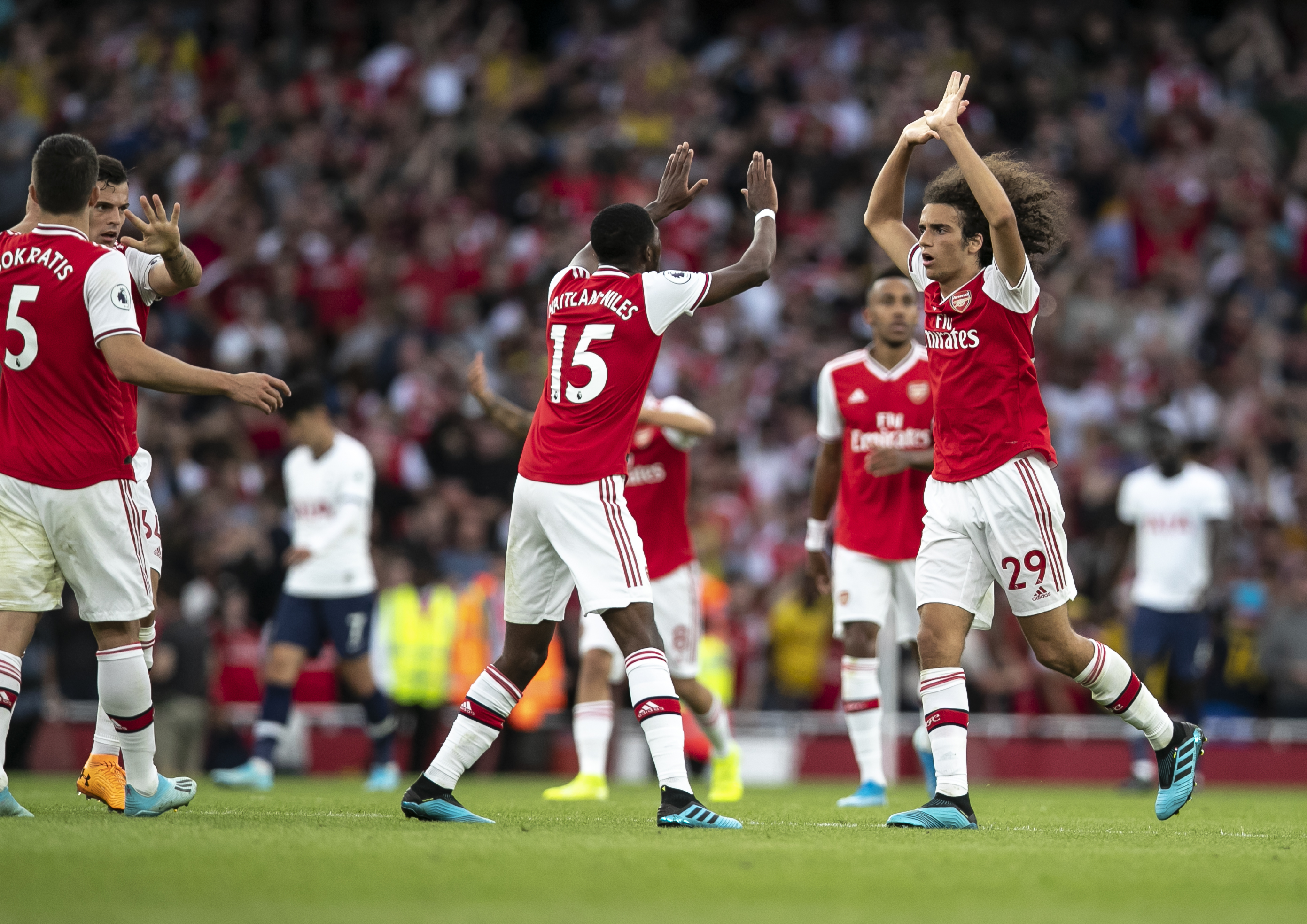 火药味十足，费内巴切与加拉塔萨雷在德比战赛前热身爆发冲突