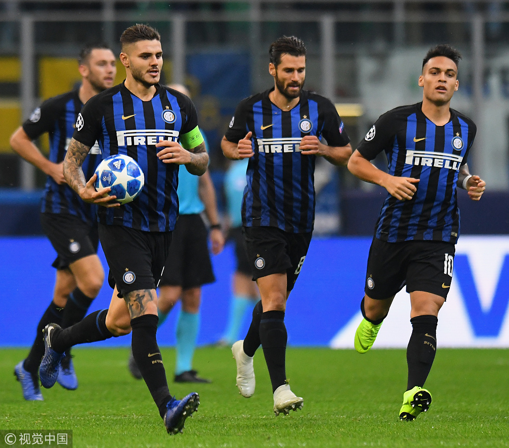 魔迷们心动吗？曼联发布中国结系列服饰，B费、姆伯莫等人出镜（B费、姆伯莫等球星助阵，曼联推出中国结系列服饰，魔迷是否被种草？）