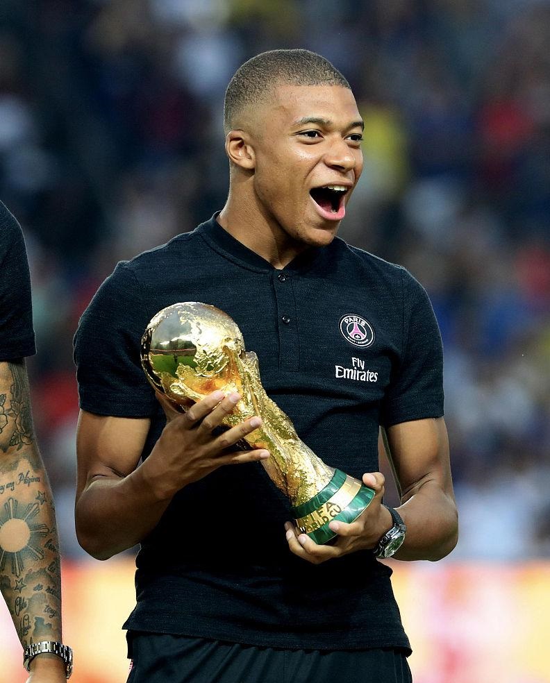 “高尔夫皇帝”伍兹称“腰部恢复速度不快…回归赛场时间未定”