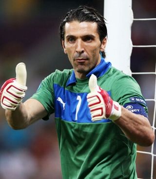 在今年新发布的中足联纪律道德准则里，“歧视”（包...