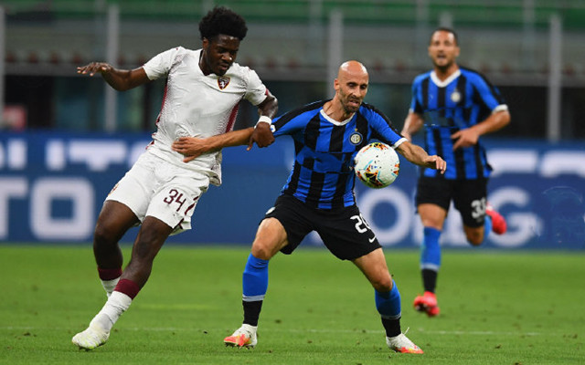 跋涉近18小时，15岁小球迷在球场外山上直播解说解放者杯决赛