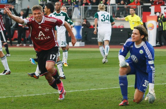 记者：赫伊森等5名后卫缺席皇马训练，阿森西奥遭遇病毒感染